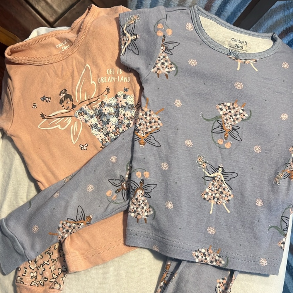 Set of two girls short-sleeved pajamas with pants.
